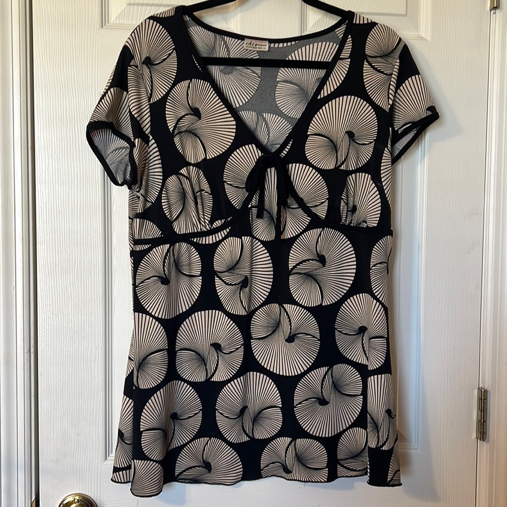 Super cute V-neck blouse.